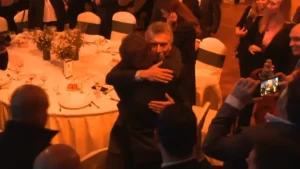 El único momento "cariñoso" entre Milei y Macri durante el evento de la Fundación Libertad.