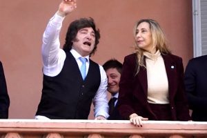 Festejos por el 25 de MayoEl Presidente Javier Milei saluda desde el balcon de la casa Rosada uego del Tedeum.Karina Milei y Santiago Caputo Foto Guillermo Rodriguez Adami